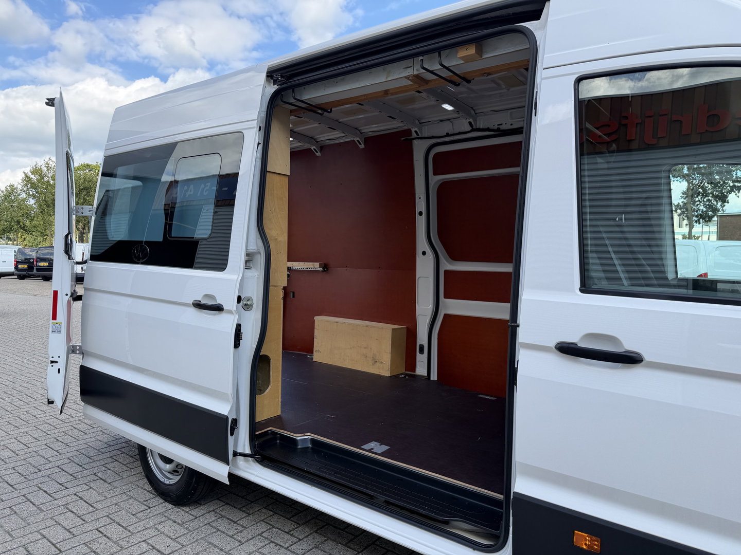 Volkswagen Crafter 35 2.0 TDI 177pk L3H3 ( L2H2 ) Comfortline / vaste prijs rijklaar € 23.950 ex btw / euro 6 / lease vanaf € 391 / dubbele schuifdeur / ramen rondom / airco / cruise / navi / camera !