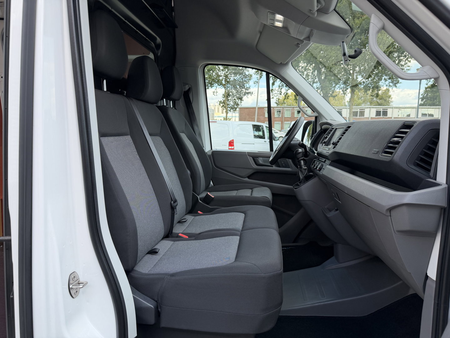 Volkswagen Crafter 35 2.0 TDI 177pk L3H3 ( L2H2 ) Comfortline / vaste prijs rijklaar € 23.950 ex btw / euro 6 / lease vanaf € 391 / dubbele schuifdeur / ramen rondom / airco / cruise / navi / camera !