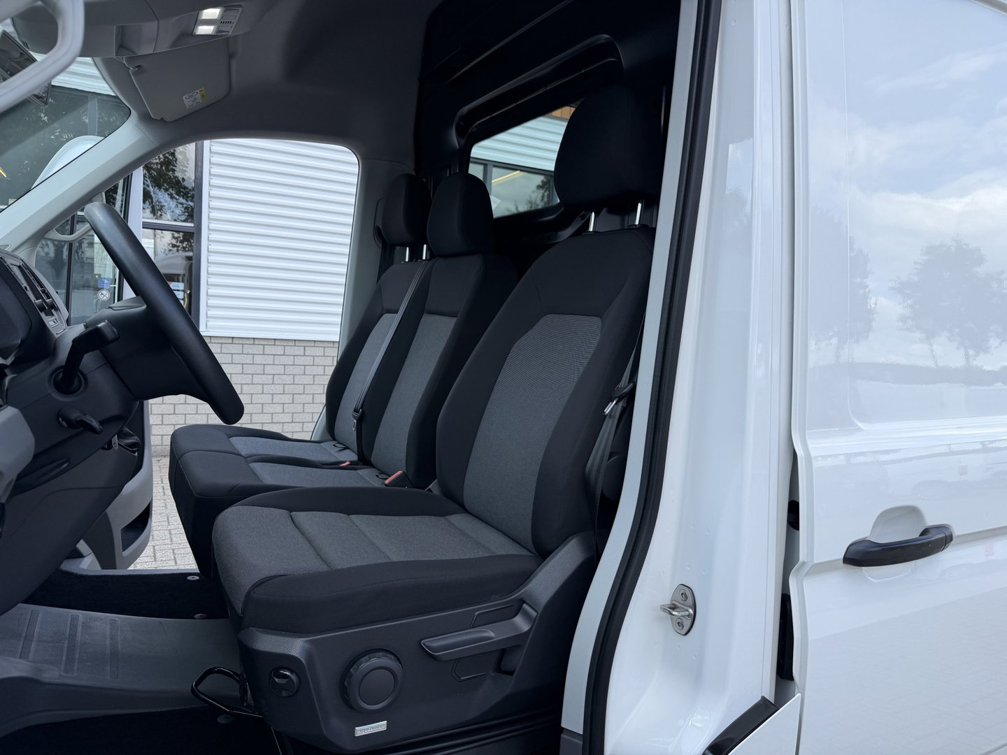 Volkswagen Crafter 35 2.0 TDI 177pk L3H3 ( L2H2 ) Comfortline / vaste prijs rijklaar € 23.950 ex btw / euro 6 / lease vanaf € 391 / dubbele schuifdeur / ramen rondom / airco / cruise / navi / camera !