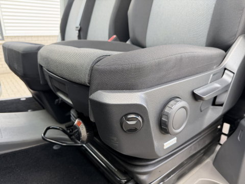 Volkswagen Crafter 35 2.0 TDI 177pk L3H3 ( L2H2 ) Comfortline / vaste prijs rijklaar € 23.950 ex btw / euro 6 / lease vanaf € 391 / dubbele schuifdeur / ramen rondom / airco / cruise / navi / camera !