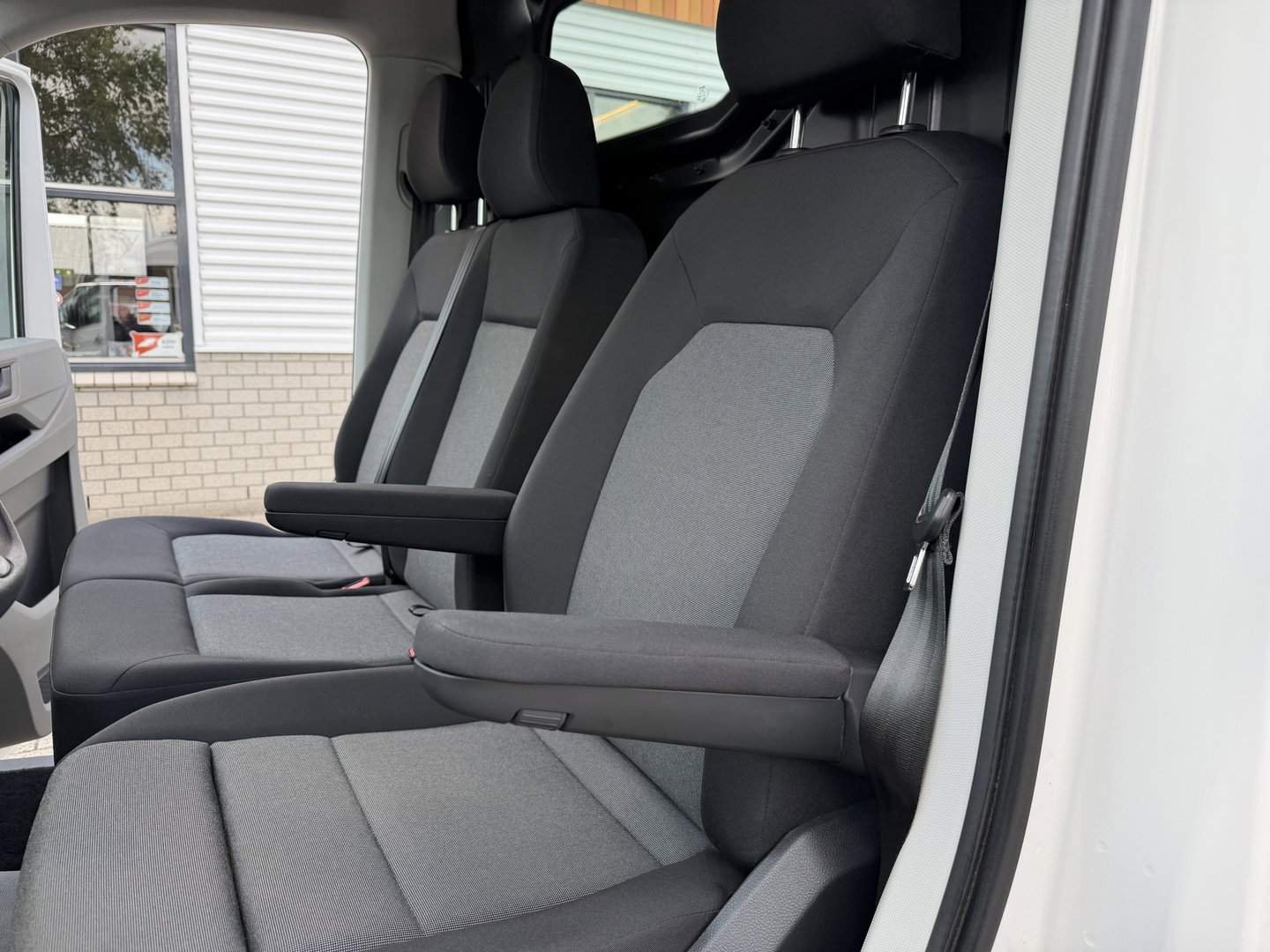 Volkswagen Crafter 35 2.0 TDI 177pk L3H3 ( L2H2 ) Comfortline / vaste prijs rijklaar € 23.950 ex btw / euro 6 / lease vanaf € 391 / dubbele schuifdeur / ramen rondom / airco / cruise / navi / camera !