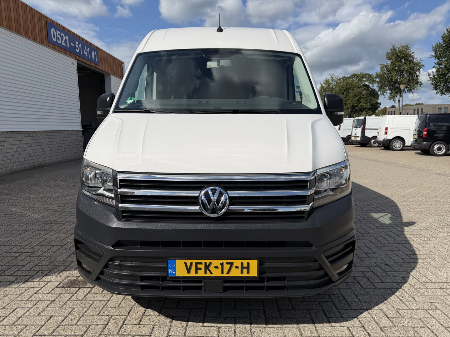 Volkswagen Crafter 35 2.0 TDI 177pk L3H3 ( L2H2 ) Comfortline / vaste prijs rijklaar € 23.950 ex btw / euro 6 / lease vanaf € 391 / dubbele schuifdeur / ramen rondom / airco / cruise / navi / camera !