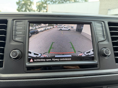 Volkswagen Crafter 35 2.0 TDI 177pk L3H3 ( L2H2 ) Comfortline / vaste prijs rijklaar € 23.950 ex btw / euro 6 / lease vanaf € 391 / dubbele schuifdeur / ramen rondom / airco / cruise / navi / camera !
