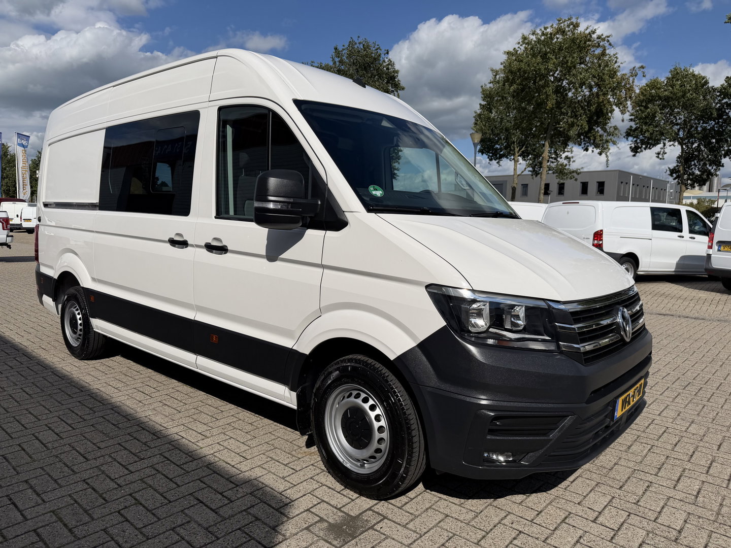 Volkswagen Crafter 35 2.0 TDI 177pk L3H3 ( L2H2 ) Comfortline / vaste prijs rijklaar € 23.950 ex btw / euro 6 / lease vanaf € 391 / dubbele schuifdeur / ramen rondom / airco / cruise / navi / camera !