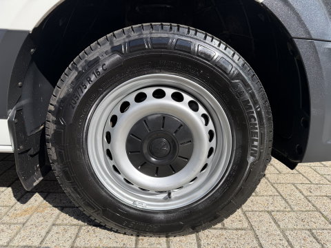 Volkswagen Crafter 35 2.0 TDI 177pk L3H3 ( L2H2 ) Comfortline / vaste prijs rijklaar € 23.950 ex btw / euro 6 / lease vanaf € 391 / dubbele schuifdeur / ramen rondom / airco / cruise / navi / camera !