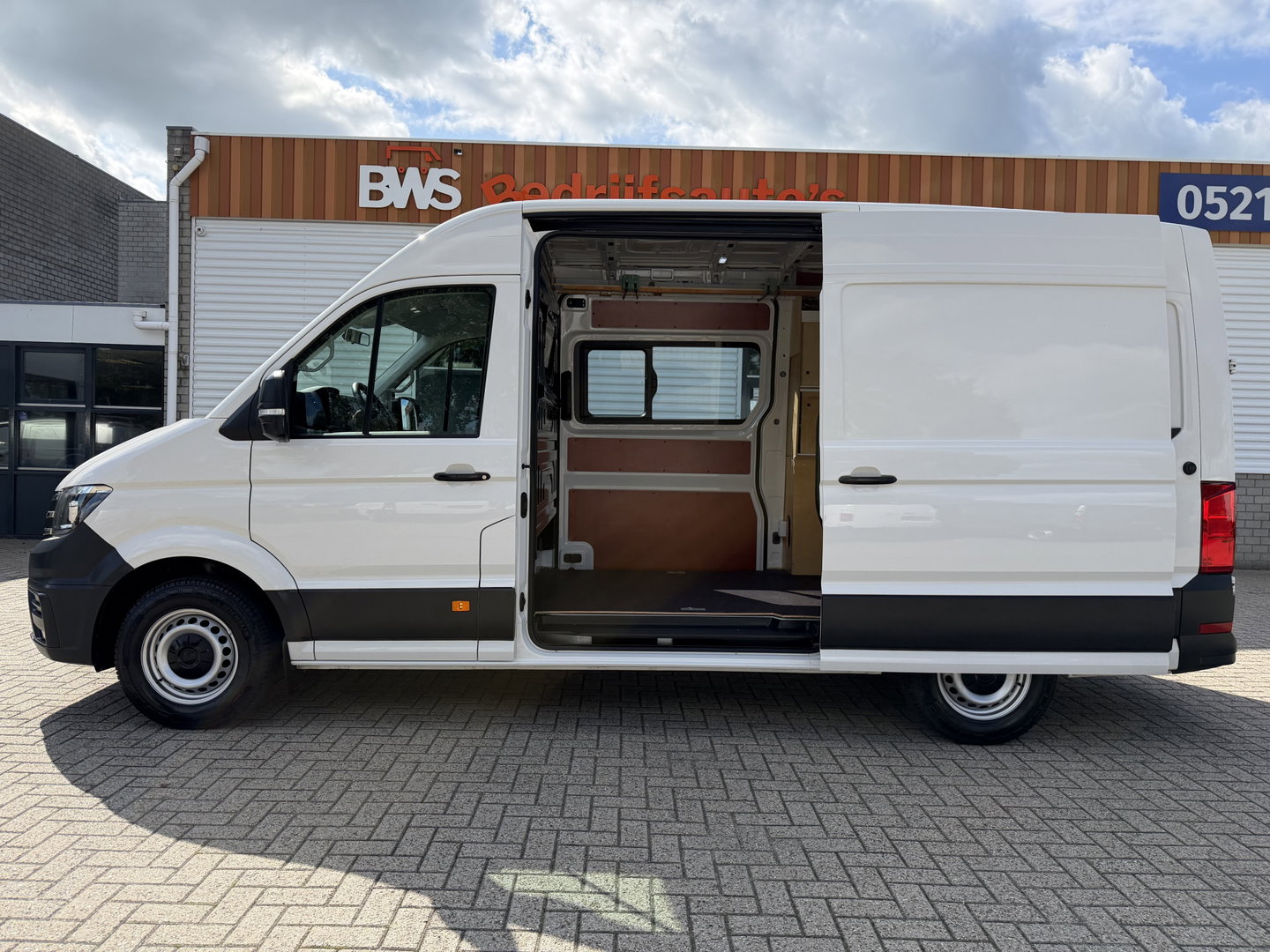 Volkswagen Crafter 35 2.0 TDI 177pk L3H3 ( L2H2 ) Comfortline / vaste prijs rijklaar € 23.950 ex btw / euro 6 / lease vanaf € 391 / dubbele schuifdeur / ramen rondom / airco / cruise / navi / camera !