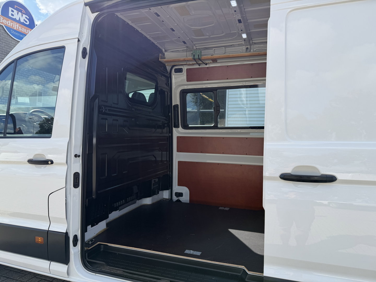 Volkswagen Crafter 35 2.0 TDI 177pk L3H3 ( L2H2 ) Comfortline / vaste prijs rijklaar € 23.950 ex btw / euro 6 / lease vanaf € 391 / dubbele schuifdeur / ramen rondom / airco / cruise / navi / camera !