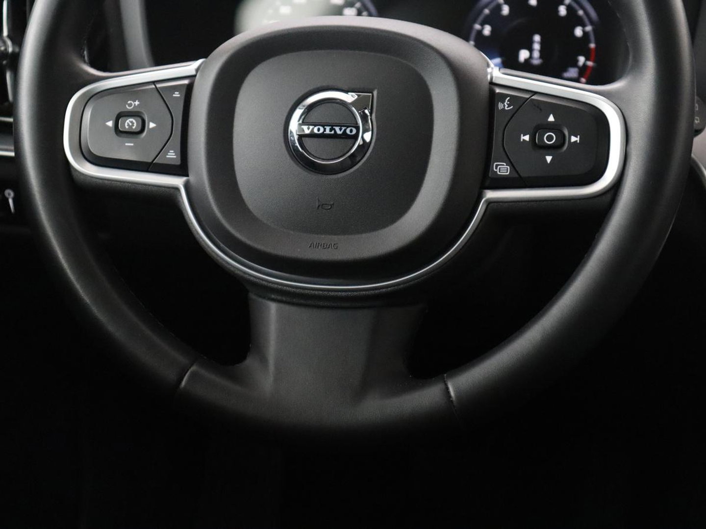 Volvo V60 2.0 B3 Momentum Business | Panoramadak | Cruise control | Stuur/stoel verwarming | Trekhaak | Head-up | Harman/Kardon | Climate control | Camera | Park assist