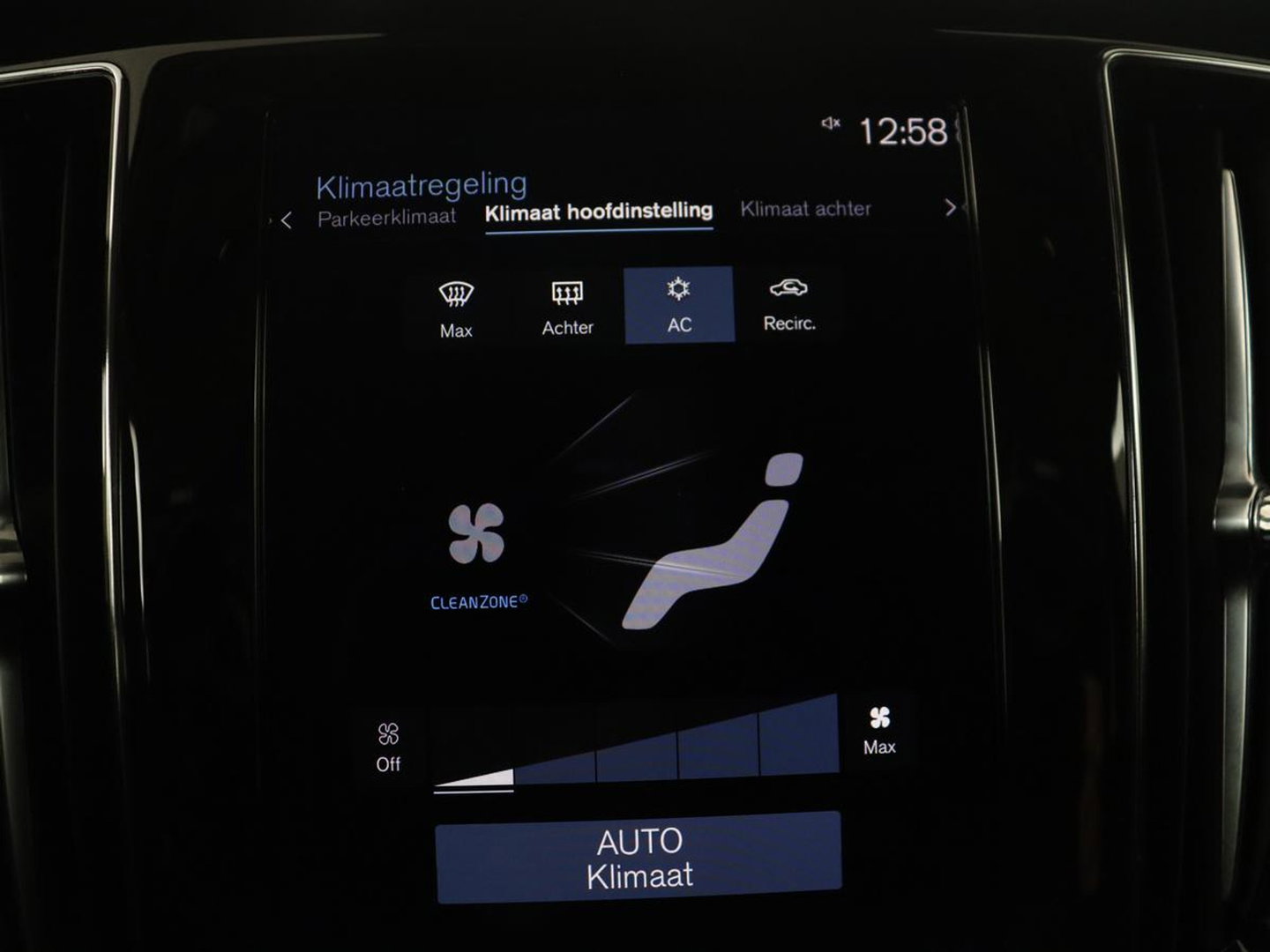 Volvo V60 2.0 B3 Momentum Business | Panoramadak | Cruise control | Stuur/stoel verwarming | Trekhaak | Head-up | Harman/Kardon | Climate control | Camera | Park assist