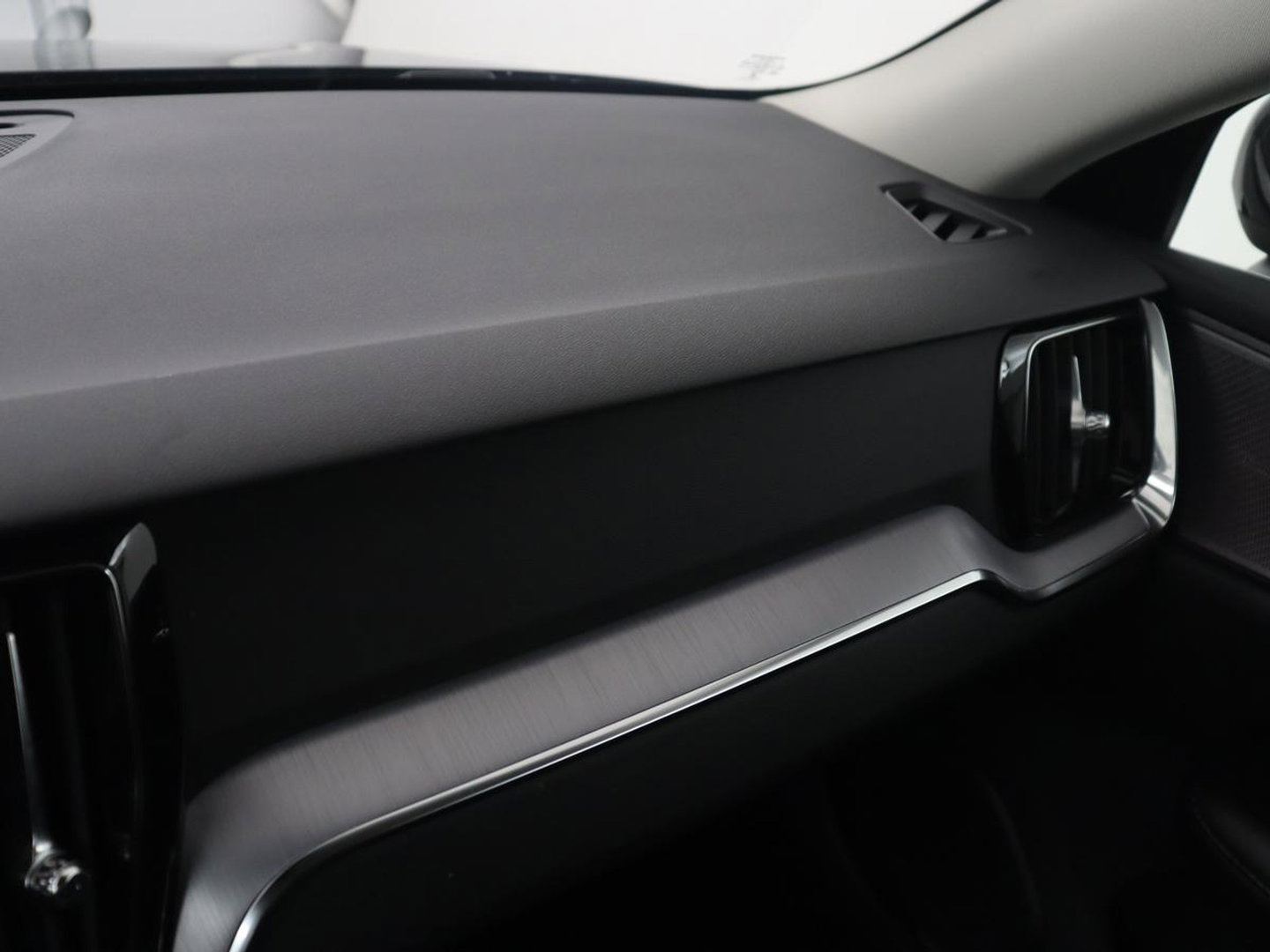 Volvo V60 2.0 B3 Momentum Business | Panoramadak | Cruise control | Stuur/stoel verwarming | Trekhaak | Head-up | Harman/Kardon | Climate control | Camera | Park assist
