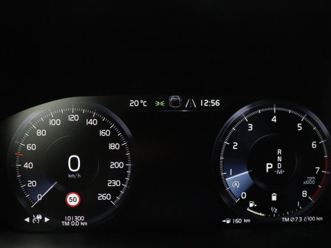 Volvo V60 2.0 B3 Momentum Business | Panoramadak | Cruise control | Stuur/stoel verwarming | Trekhaak | Head-up | Harman/Kardon | Climate control | Camera | Park assist