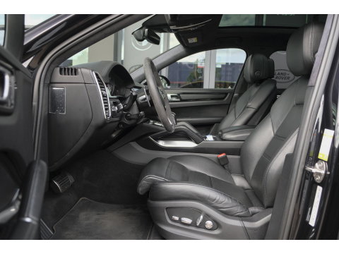 Porsche Cayenne Coupé 4.0 V8 Turbo S 680pk E-Hybrid Panoramadak *SOH 89%* Keramisch *BTW* Massage Trekhaak Stoelkoeling Luchtvering