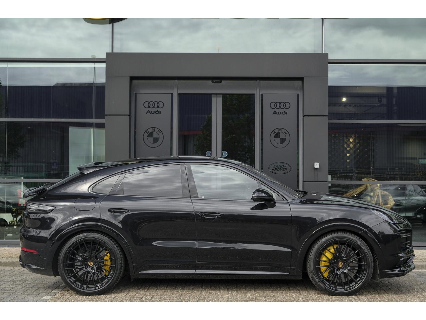 Porsche Cayenne Coupé 4.0 V8 Turbo S 680pk E-Hybrid Panoramadak *SOH 89%* Keramisch *BTW* Massage Trekhaak Stoelkoeling Luchtvering