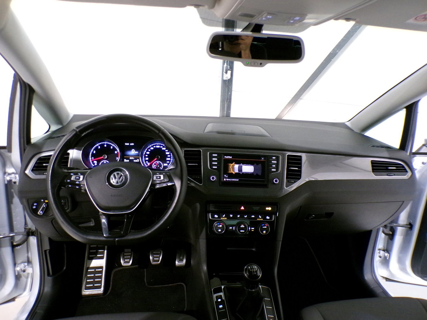 Volkswagen Golf Sportsvan 1.2 TSI 140PK Highline Allstar Stoelverwarming Apple-Carplay Parkeersensoren Navigatie Bluetooth Cruise