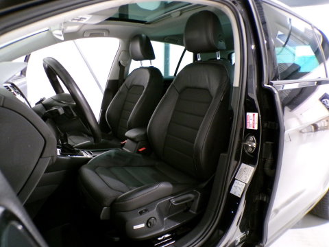 Volkswagen Golf 1.4 TSI ACT Highline "Automaat" Pano Stoelverwarming Trekhaak Xenon-LED Massage-stoel Camera Keyless Parkeersensor