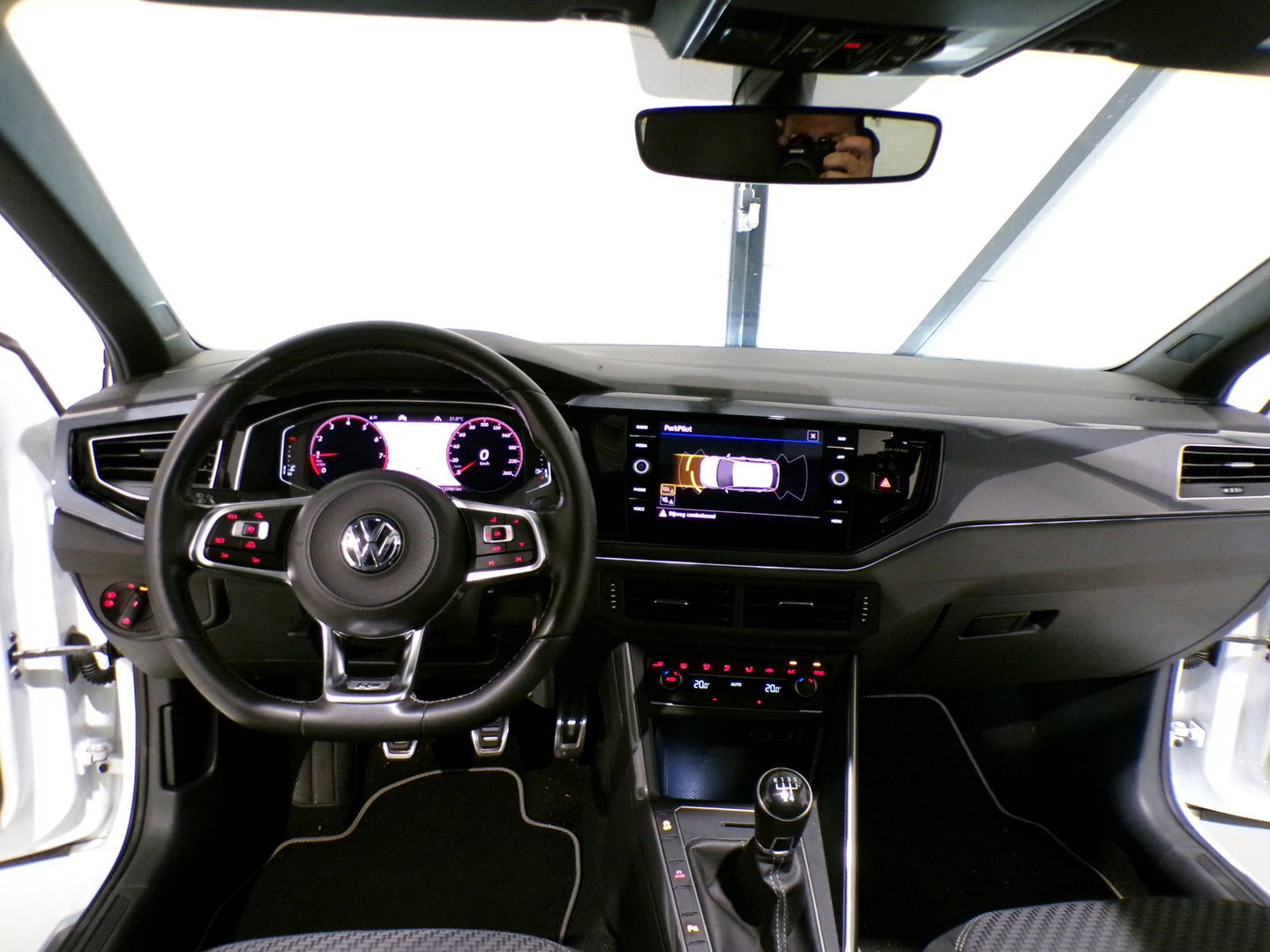 Volkswagen Polo 1.0 TSI Highline R-Line "Origineel NL!" 2x R Line Pano Led Virtual Apple-Carplay Parkeersensor Drive-mode Adaptive