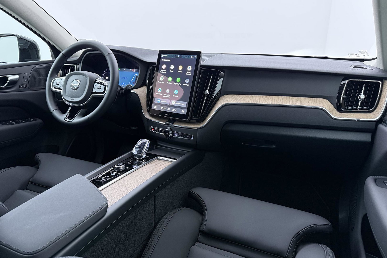 Volvo XC60 T8 Plus Dark | 19 Inch | Harman/Kardon | Memory | 360° Camera | BLIS | Stoel+Stuurverwarming | ACC