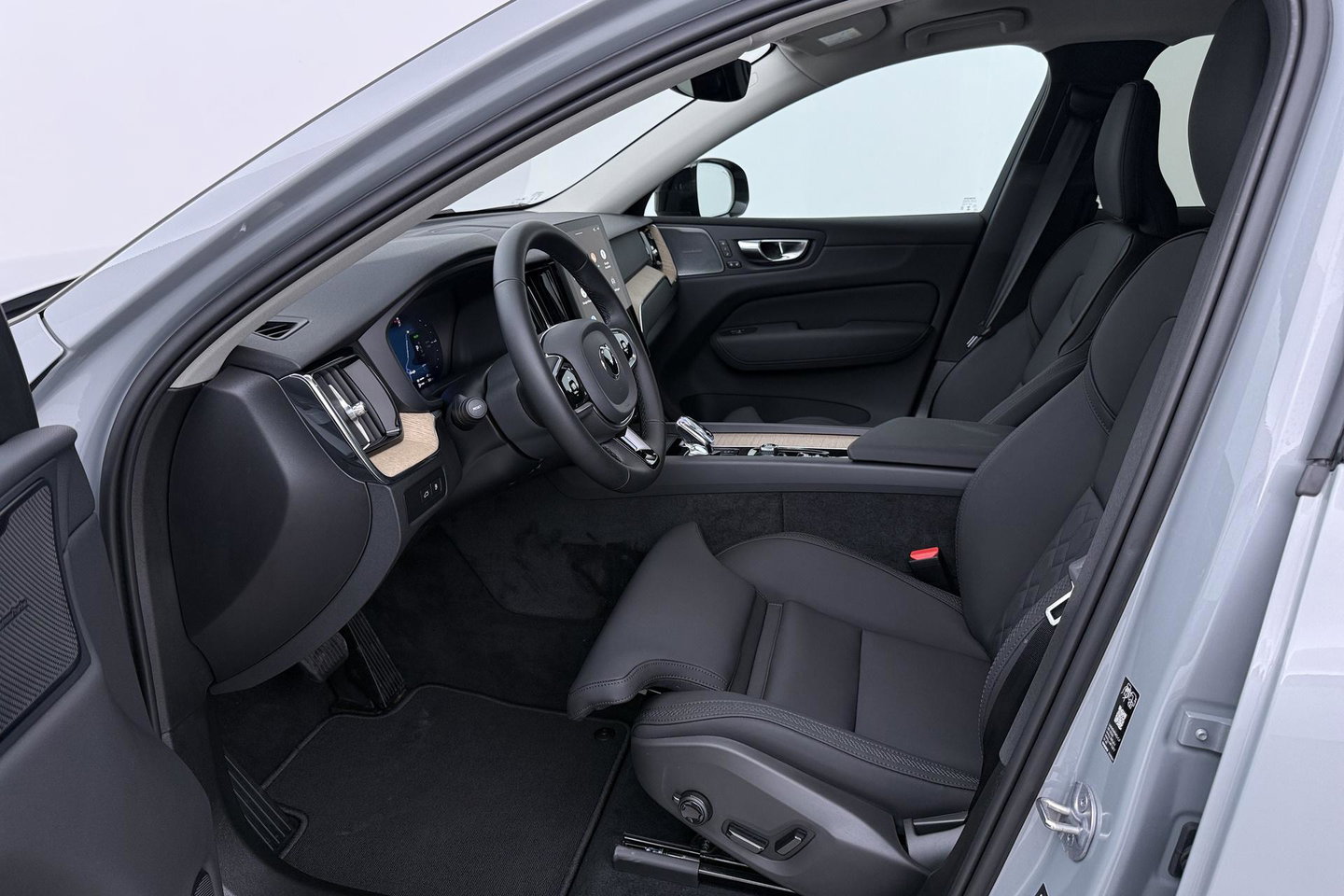 Volvo XC60 T8 Plus Dark | 19 Inch | Harman/Kardon | Memory | 360° Camera | BLIS | Stoel+Stuurverwarming | ACC