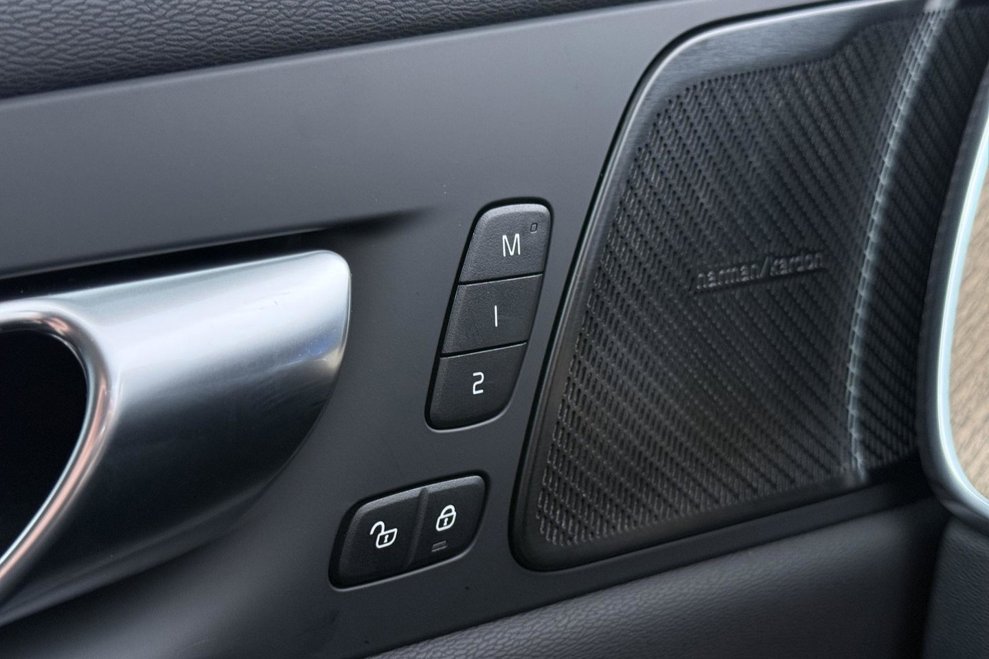 Volvo XC60 T8 Plus Dark | 19 Inch | Harman/Kardon | Memory | 360° Camera | BLIS | Stoel+Stuurverwarming | ACC
