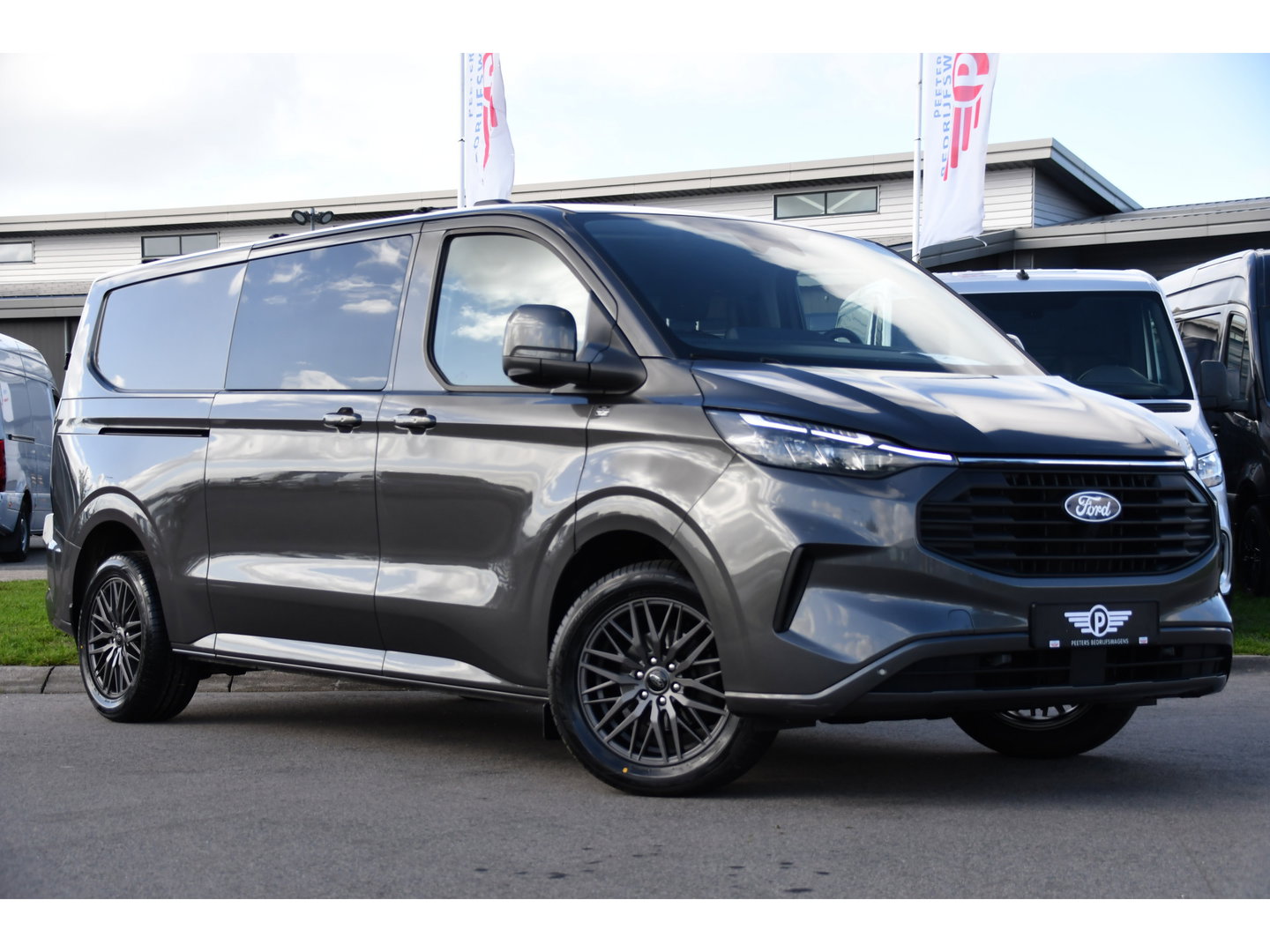 Ford Transit Custom 320 2.0 TDCI L2H1 Limited DC Adaptieve Cruise, 360 Camera, Carplay, Automaat, LED, 2 x Schuifdeur, Stoelverwarming, Virtual, 170pk, Sensoren, Uniek!