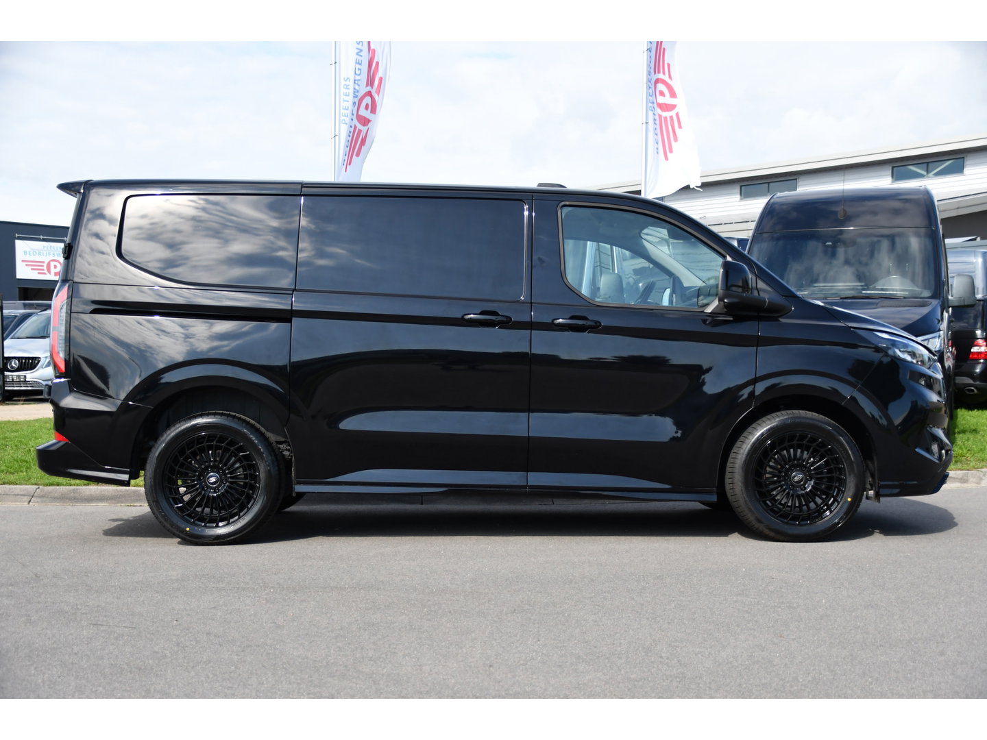 Ford Transit Custom 320 2.0 TDCI L1H1 Sport AWD Black Edition Adaptieve Cruise, 360 Camera, Carplay, B&O, Electrische Stoel, 170pk, LED, 4x4, Stoelverwarming, Stuurverwarming, Uniek!