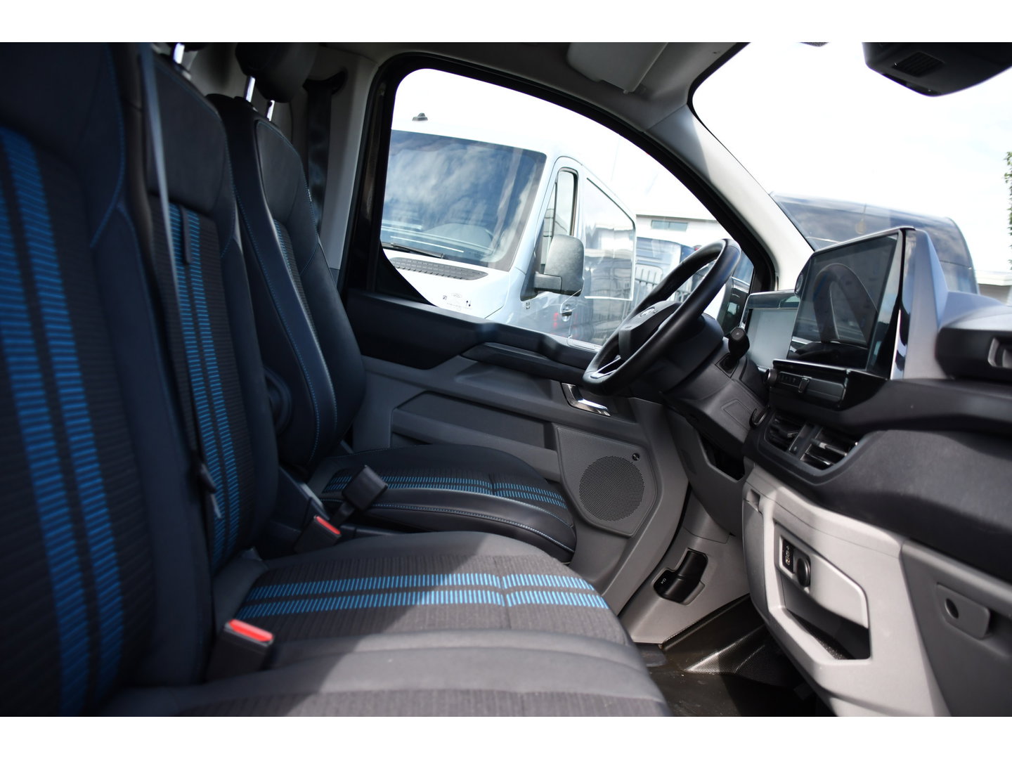 Ford Transit Custom 320 2.0 TDCI L1H1 Sport AWD Black Edition Adaptieve Cruise, 360 Camera, Carplay, B&O, Electrische Stoel, 170pk, LED, 4x4, Stoelverwarming, Stuurverwarming, Uniek!