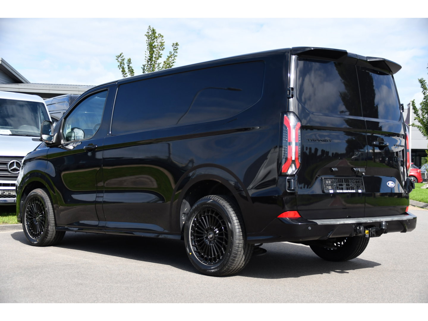 Ford Transit Custom 320 2.0 TDCI L1H1 Sport AWD Black Edition Adaptieve Cruise, 360 Camera, Carplay, B&O, Electrische Stoel, 170pk, LED, 4x4, Stoelverwarming, Stuurverwarming, Uniek!