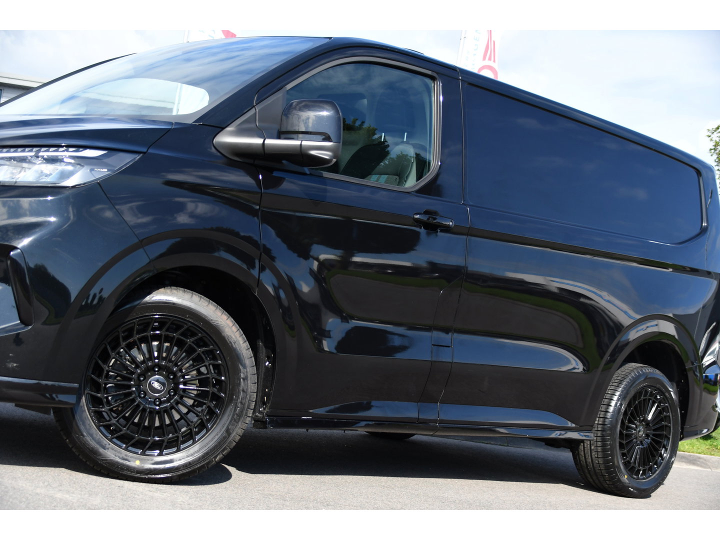 Ford Transit Custom 320 2.0 TDCI L1H1 Sport AWD Black Edition Adaptieve Cruise, 360 Camera, Carplay, B&O, Electrische Stoel, 170pk, LED, 4x4, Stoelverwarming, Stuurverwarming, Uniek!
