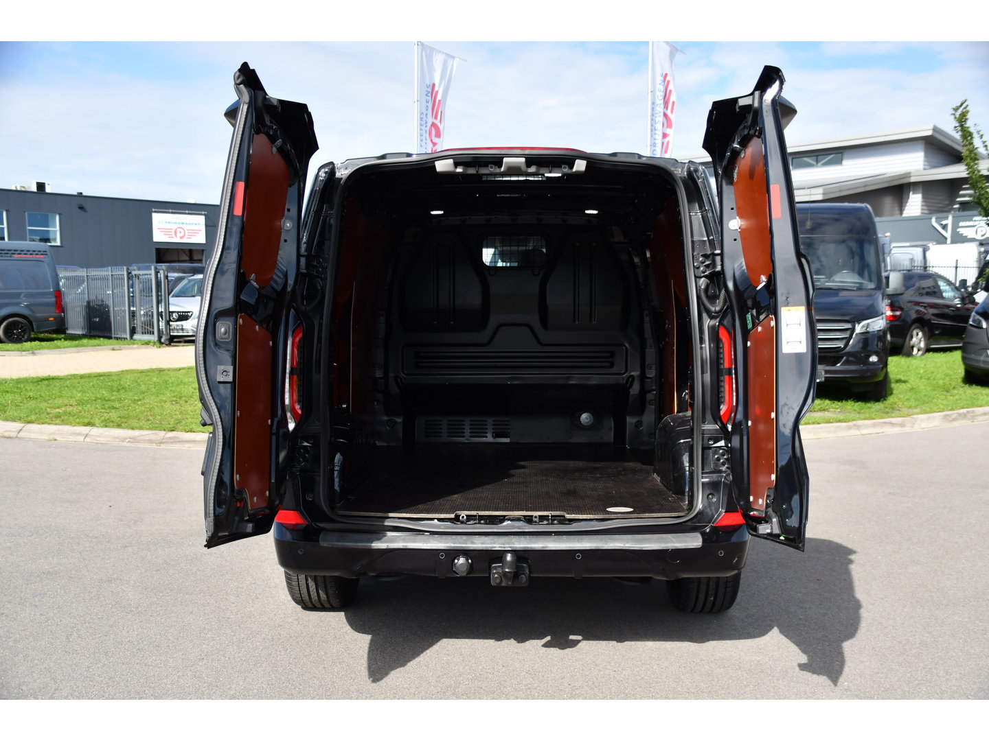 Ford Transit Custom 320 2.0 TDCI L1H1 Sport AWD Black Edition Adaptieve Cruise, 360 Camera, Carplay, B&O, Electrische Stoel, 170pk, LED, 4x4, Stoelverwarming, Stuurverwarming, Uniek!