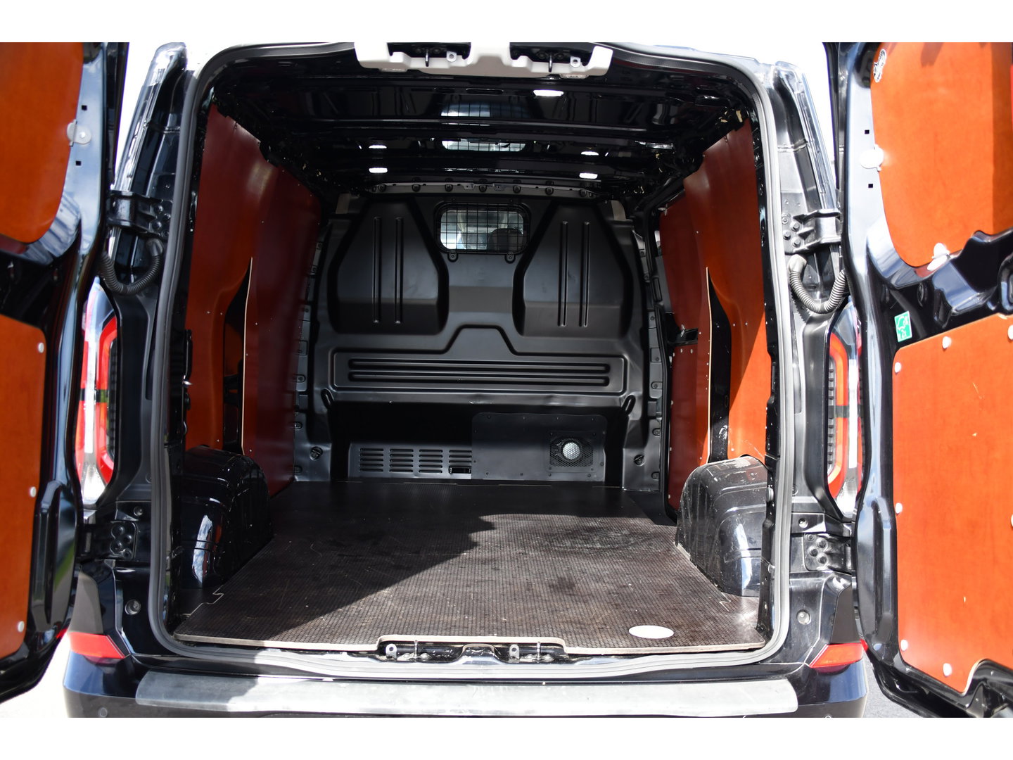 Ford Transit Custom 320 2.0 TDCI L1H1 Sport AWD Black Edition Adaptieve Cruise, 360 Camera, Carplay, B&O, Electrische Stoel, 170pk, LED, 4x4, Stoelverwarming, Stuurverwarming, Uniek!