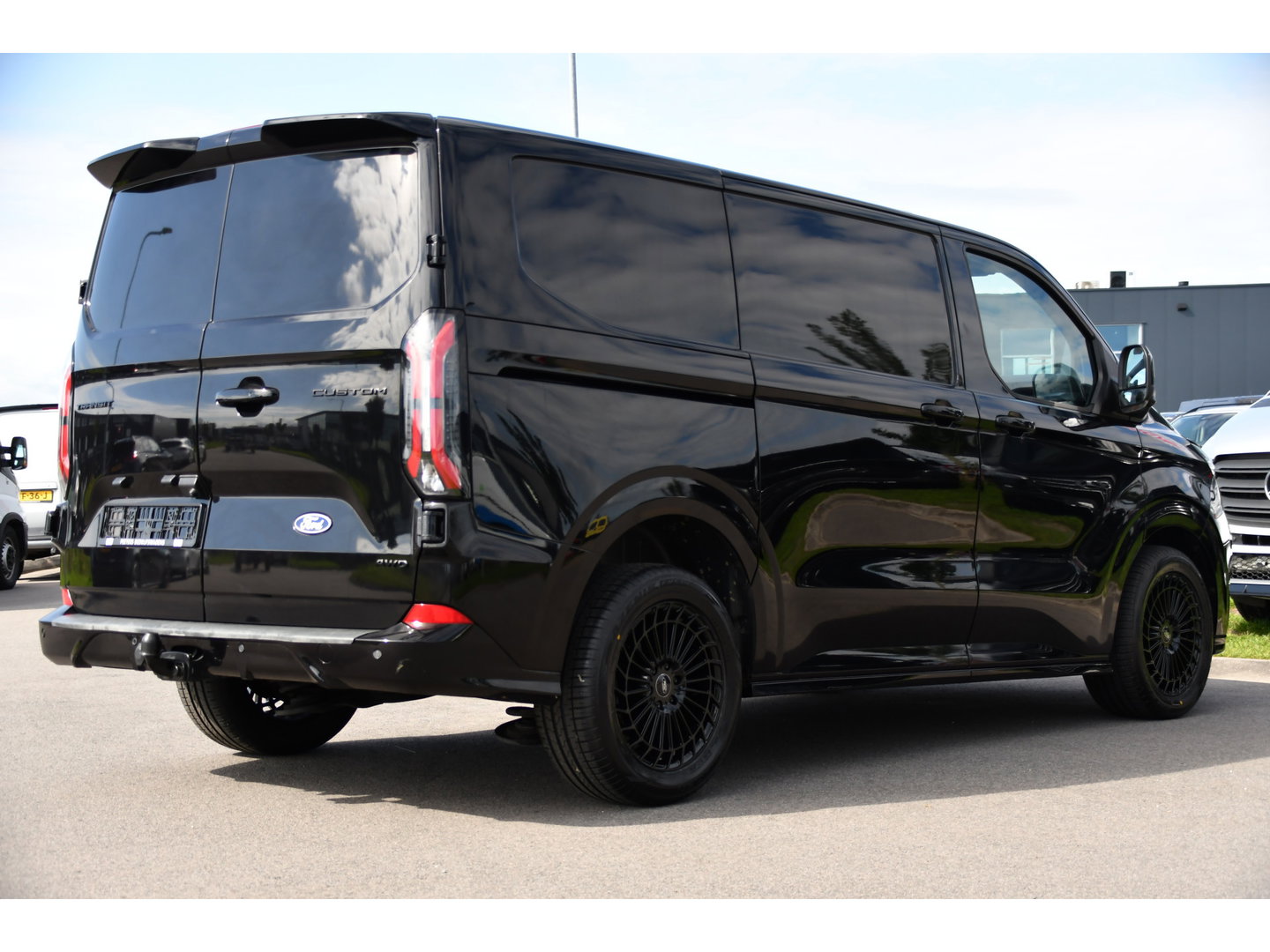 Ford Transit Custom 320 2.0 TDCI L1H1 Sport AWD Black Edition Adaptieve Cruise, 360 Camera, Carplay, B&O, Electrische Stoel, 170pk, LED, 4x4, Stoelverwarming, Stuurverwarming, Uniek!