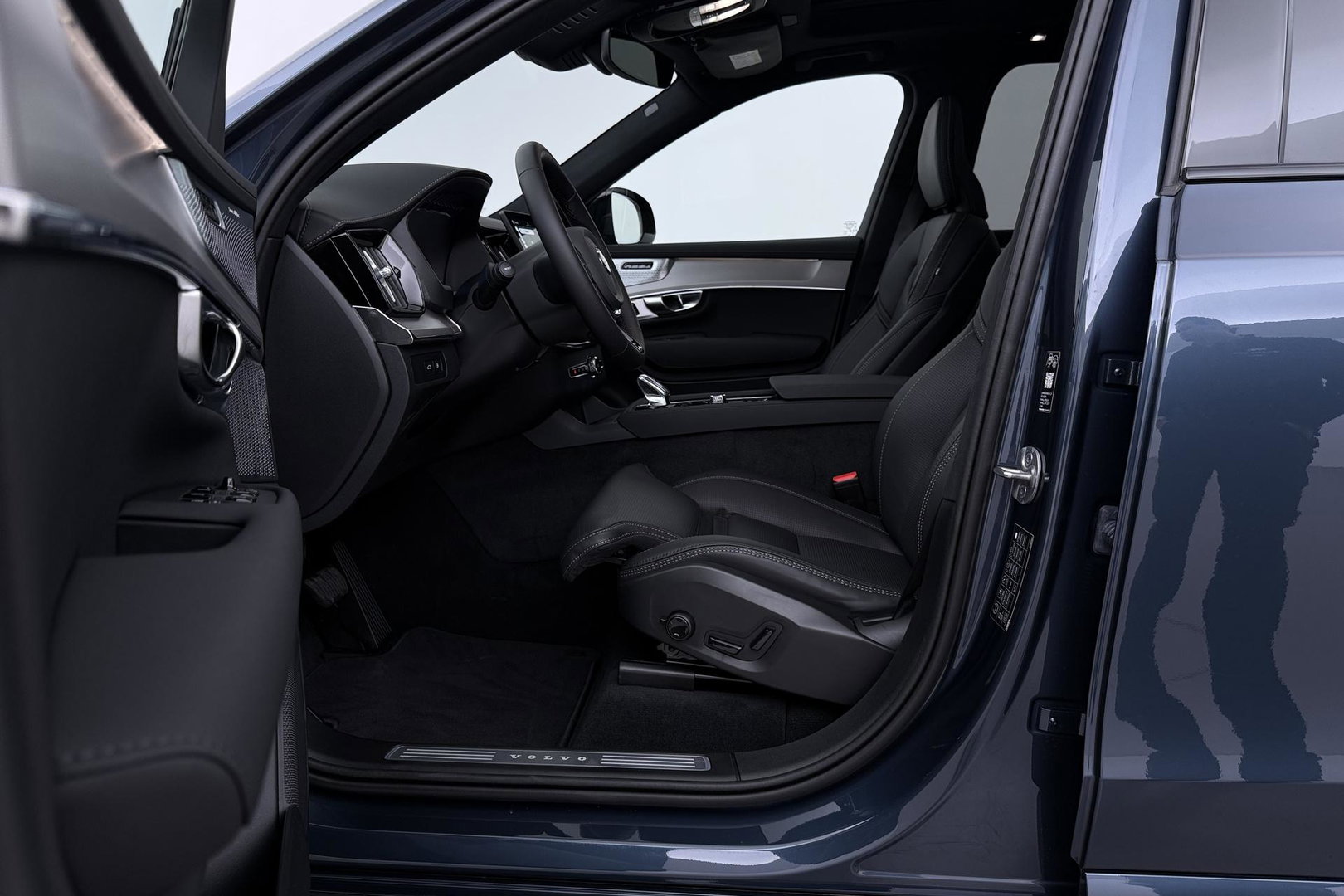 Volvo XC90 T8 Ultra Black Edition | Bowers&Wilkins | Luchtvering | Panoramadak | Trekhaak | 360° Camera | Massage | Stoelventilatie | 22 Inch