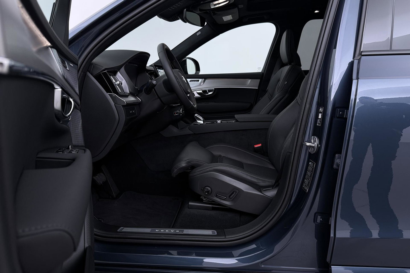 Volvo XC90 T8 Ultra Black Edition | Bowers&Wilkins | Luchtvering | Panoramadak | Trekhaak | 360° Camera | Massage | Stoelventilatie | 22 Inch