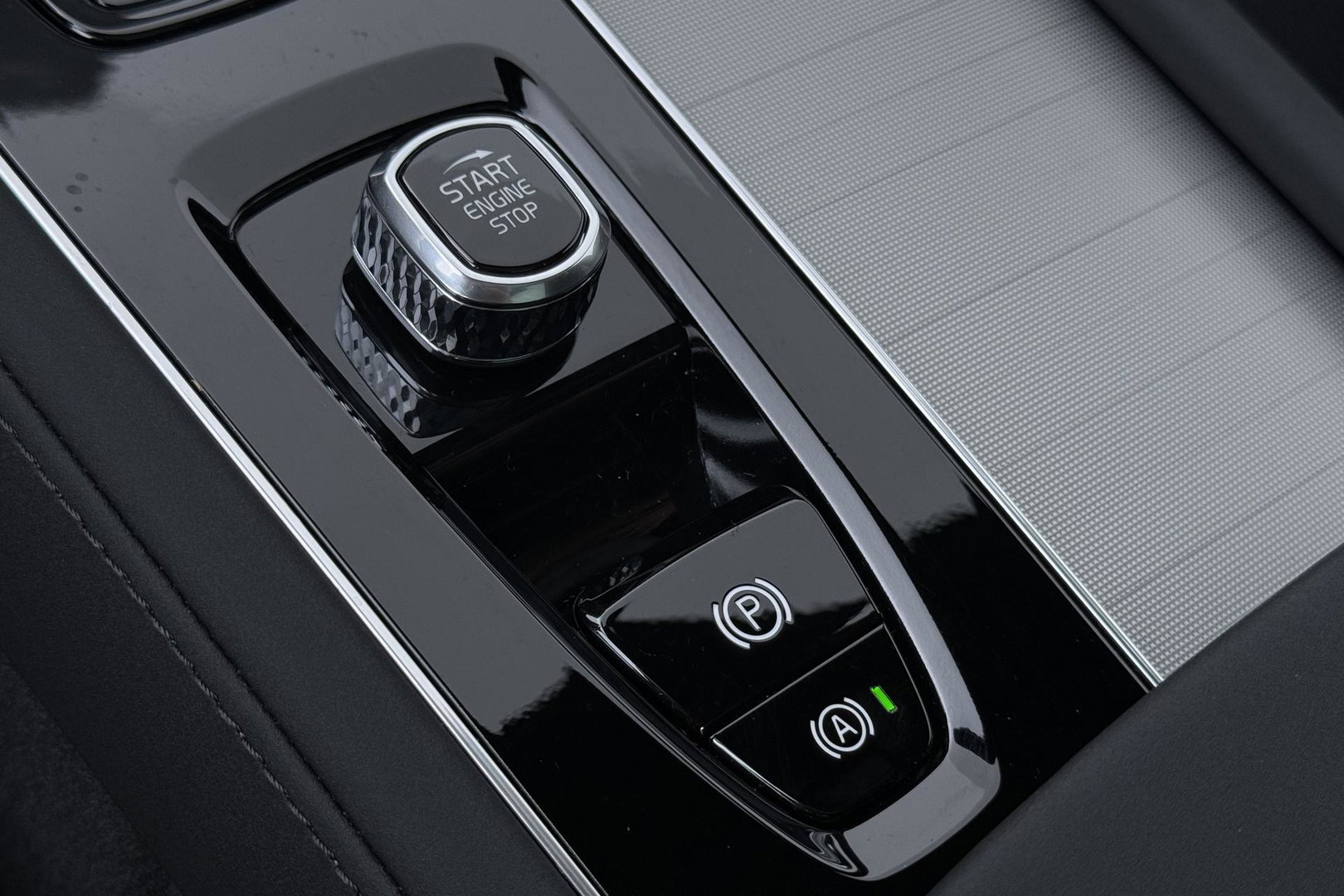 Volvo XC90 T8 Ultra Black Edition | Bowers&Wilkins | Luchtvering | Panoramadak | Trekhaak | 360° Camera | Massage | Stoelventilatie | 22 Inch