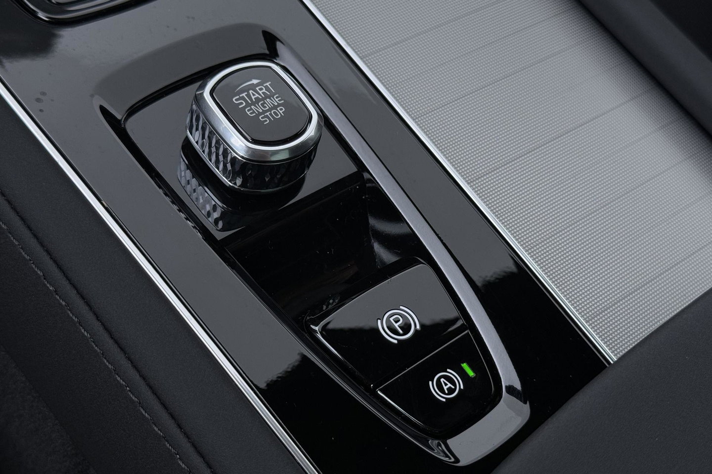 Volvo XC90 T8 Ultra Black Edition | Bowers&Wilkins | Luchtvering | Panoramadak | Trekhaak | 360° Camera | Massage | Stoelventilatie | 22 Inch
