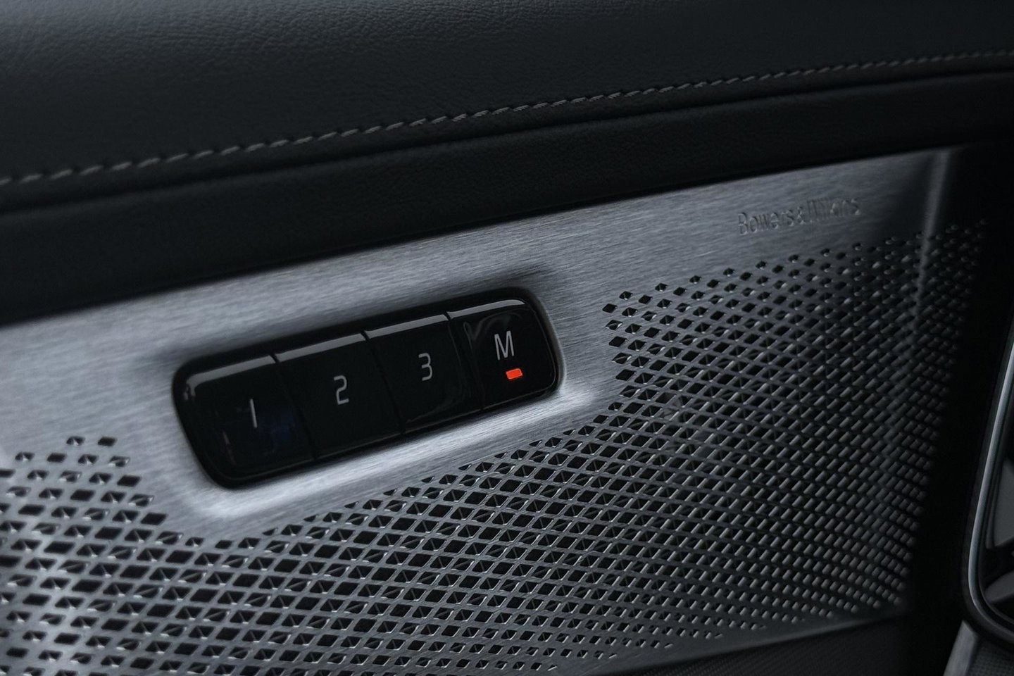 Volvo XC90 T8 Ultra Black Edition | Bowers&Wilkins | Luchtvering | Panoramadak | Trekhaak | 360° Camera | Massage | Stoelventilatie | 22 Inch