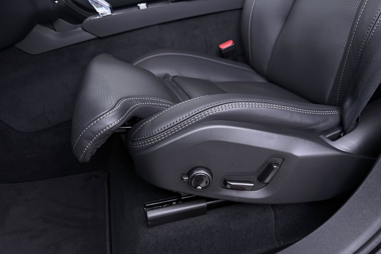 Volvo XC90 T8 Ultra Black Edition | Bowers&Wilkins | Luchtvering | Panoramadak | Trekhaak | 360° Camera | Massage | Stoelventilatie | 22 Inch