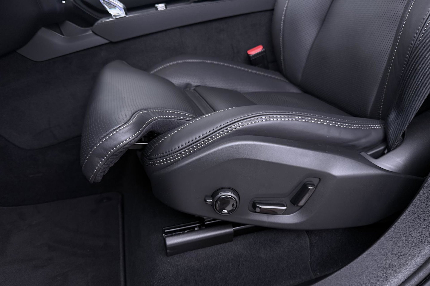 Volvo XC90 T8 Ultra Black Edition | Bowers&Wilkins | Luchtvering | Panoramadak | Trekhaak | 360° Camera | Massage | Stoelventilatie | 22 Inch