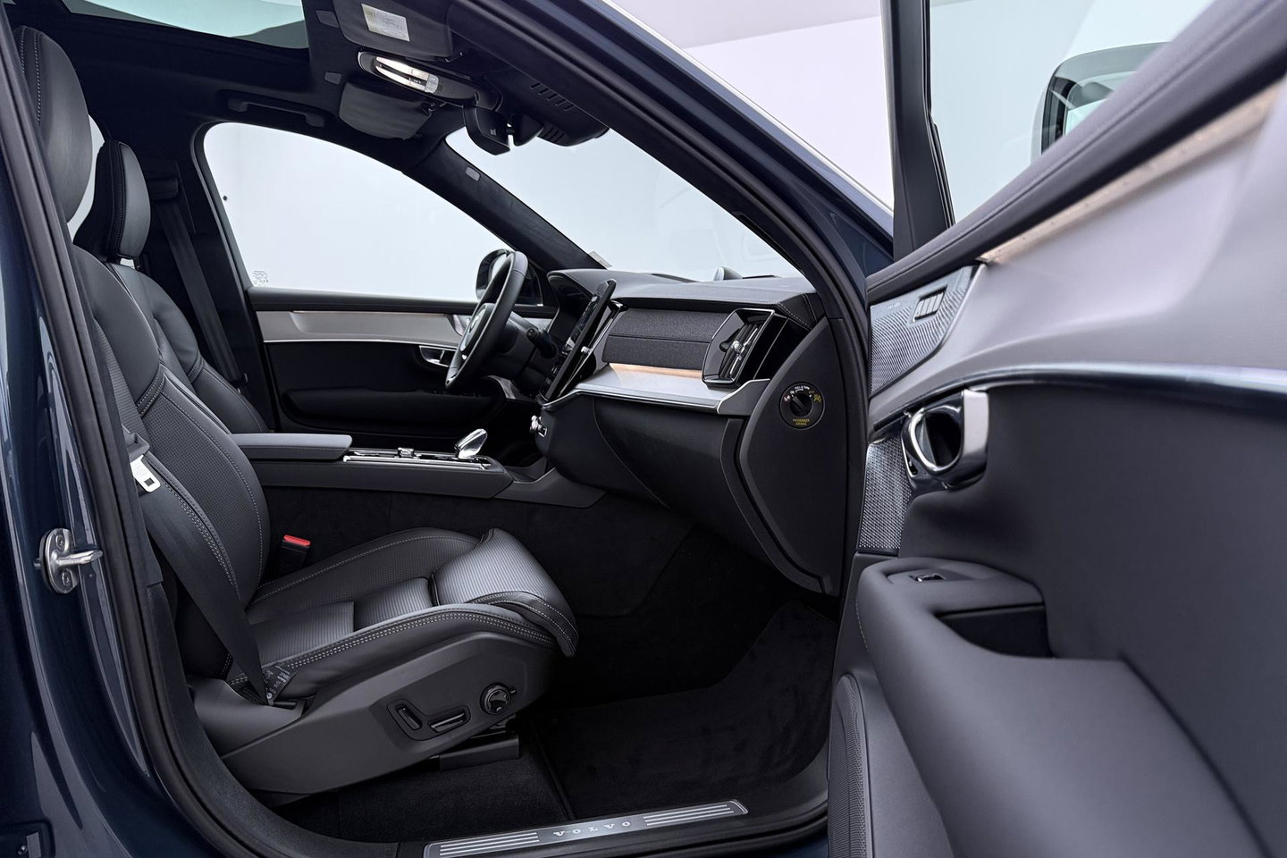 Volvo XC90 T8 Ultra Black Edition | Bowers&Wilkins | Luchtvering | Panoramadak | Trekhaak | 360° Camera | Massage | Stoelventilatie | 22 Inch