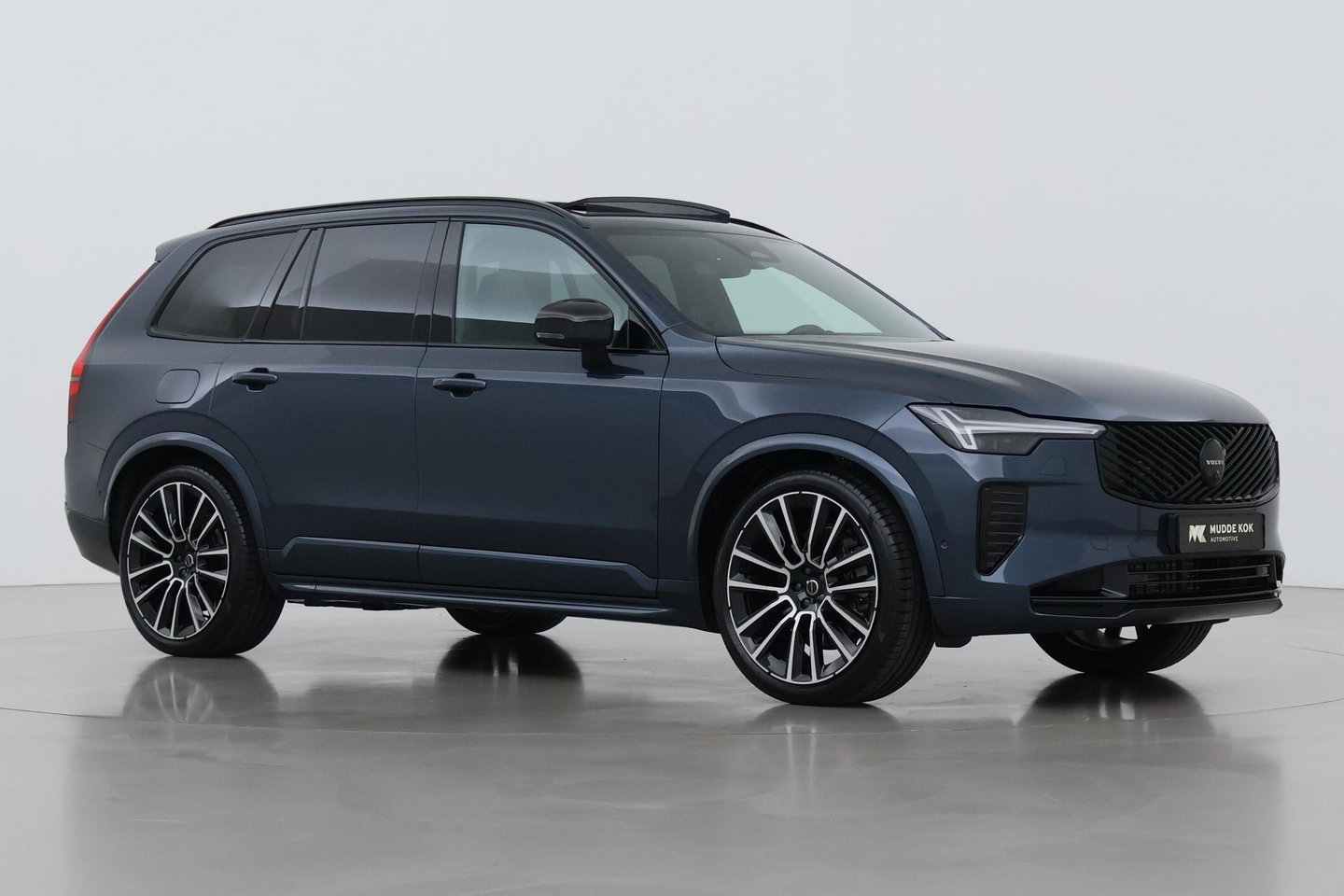 Volvo XC90 T8 Ultra Black Edition | Bowers&Wilkins | Luchtvering | Panoramadak | Trekhaak | 360° Camera | Massage | Stoelventilatie | 22 Inch