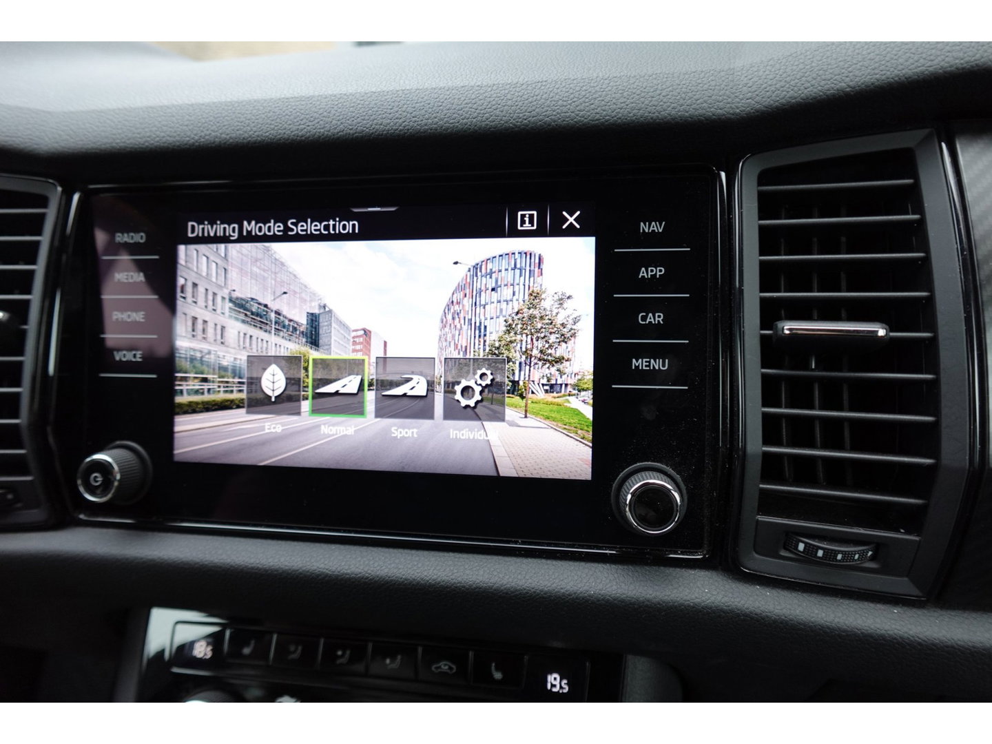 Škoda Kodiaq 1.5 TSI Business Edition Plus PANO CAM MEMORY