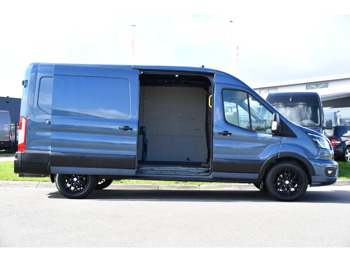 Ford Transit 350 2.0 TDCI L3H2 Limited PB Edition Camera, Cruise, Carplay, Stoelverwarming, 185pk, Trekhaak, Sensoren, LED, NAVI, Uniek!