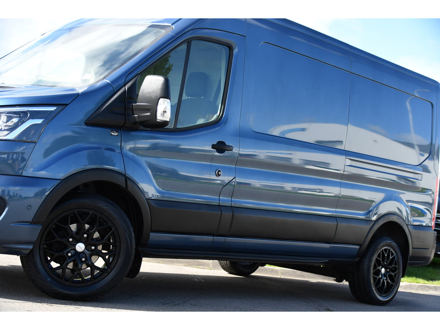 Ford Transit 350 2.0 TDCI L3H2 Limited PB Edition Camera, Cruise, Carplay, Stoelverwarming, 185pk, Trekhaak, Sensoren, LED, NAVI, Uniek!