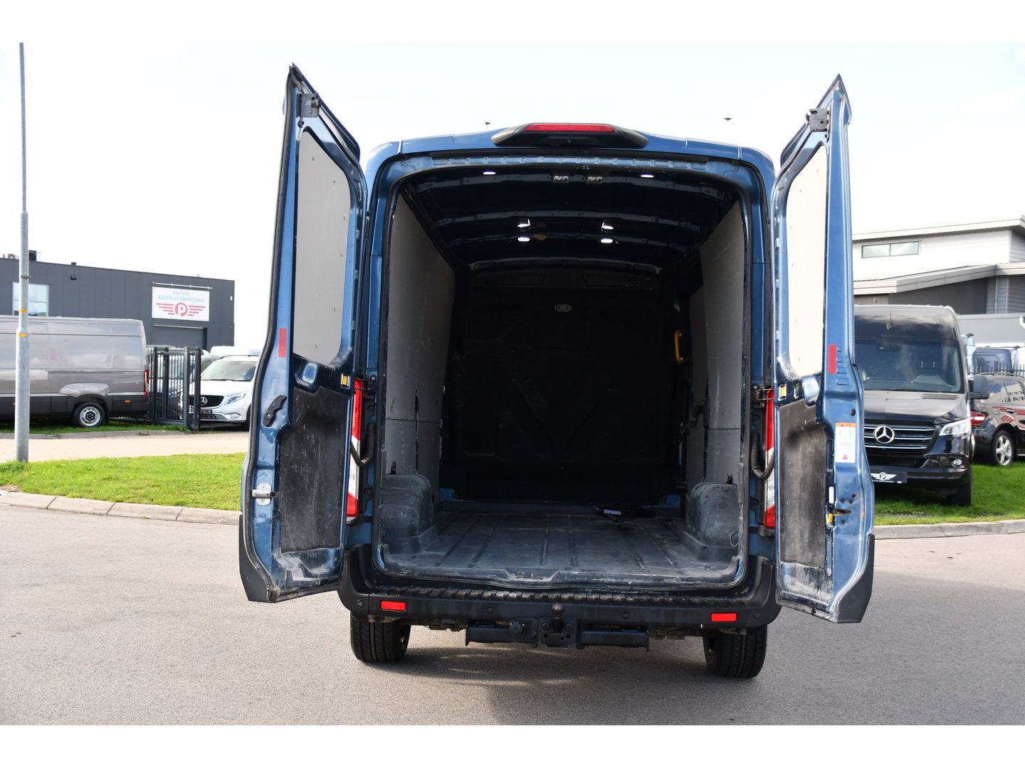 Ford Transit 350 2.0 TDCI L3H2 Limited PB Edition Camera, Cruise, Carplay, Stoelverwarming, 185pk, Trekhaak, Sensoren, LED, NAVI, Uniek!