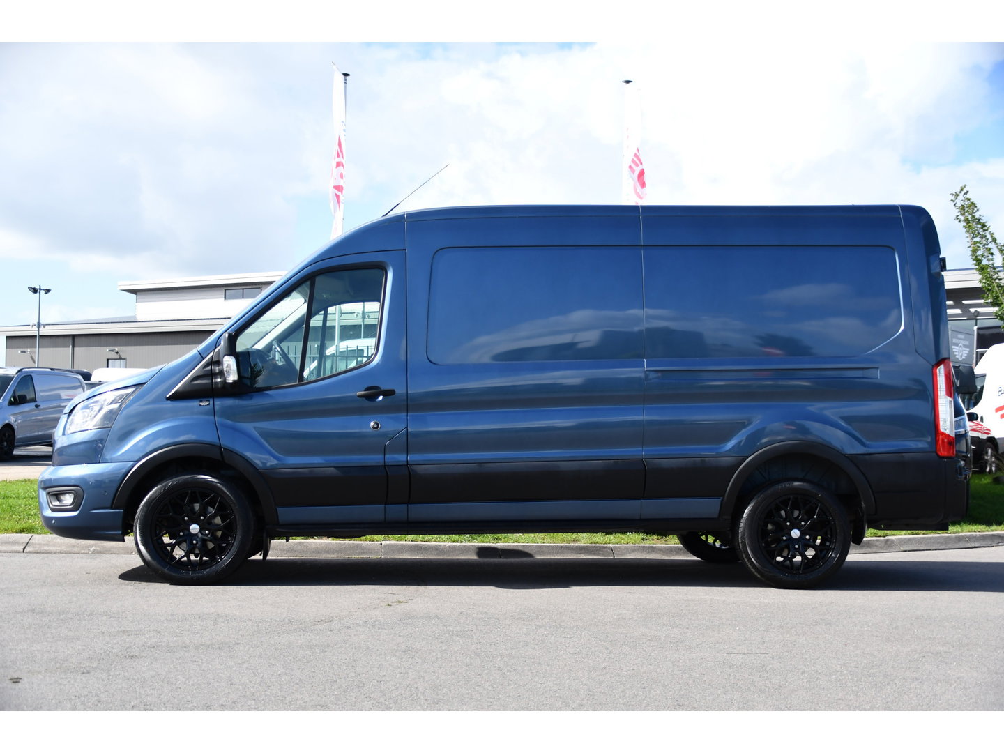Ford Transit 350 2.0 TDCI L3H2 Limited PB Edition Camera, Cruise, Carplay, Stoelverwarming, 185pk, Trekhaak, Sensoren, LED, NAVI, Uniek!