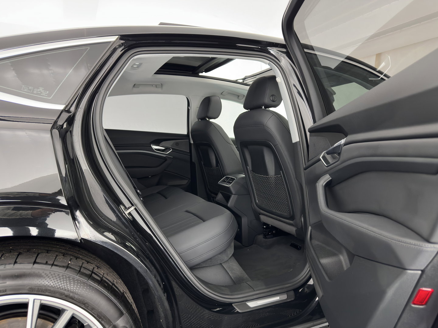 Audi e-tron Sportback 55 quattro Business edition Plus 95 kWh 3-Fase-11kW] {SoH-94%} *PANO | LEATHER | ADAPTIVE-CRUISE | MEMORY-PACK | FULL-LED | DIGI-COCKPIT | KEYLESS | CAMERA | PRIVACY-GLASS | HEATED-COMFORTSEATS | DAB+ | 21''ALU*
