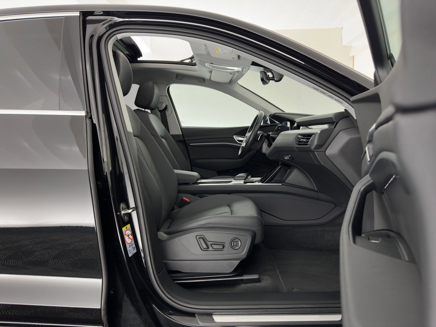Audi e-tron Sportback 55 quattro Business edition Plus 95 kWh 3-Fase-11kW] {SoH-94%} *PANO | LEATHER | ADAPTIVE-CRUISE | MEMORY-PACK | FULL-LED | DIGI-COCKPIT | KEYLESS | CAMERA | PRIVACY-GLASS | HEATED-COMFORTSEATS | DAB+ | 21''ALU*