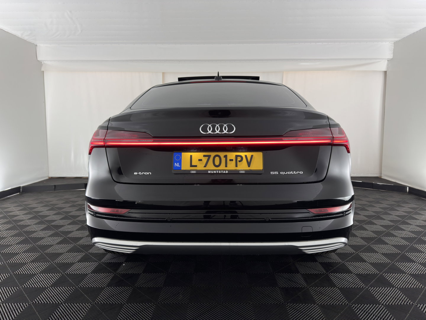 Audi e-tron Sportback 55 quattro Business edition Plus 95 kWh 3-Fase-11kW] {SoH-94%} *PANO | LEATHER | ADAPTIVE-CRUISE | MEMORY-PACK | FULL-LED | DIGI-COCKPIT | KEYLESS | CAMERA | PRIVACY-GLASS | HEATED-COMFORTSEATS | DAB+ | 21''ALU*