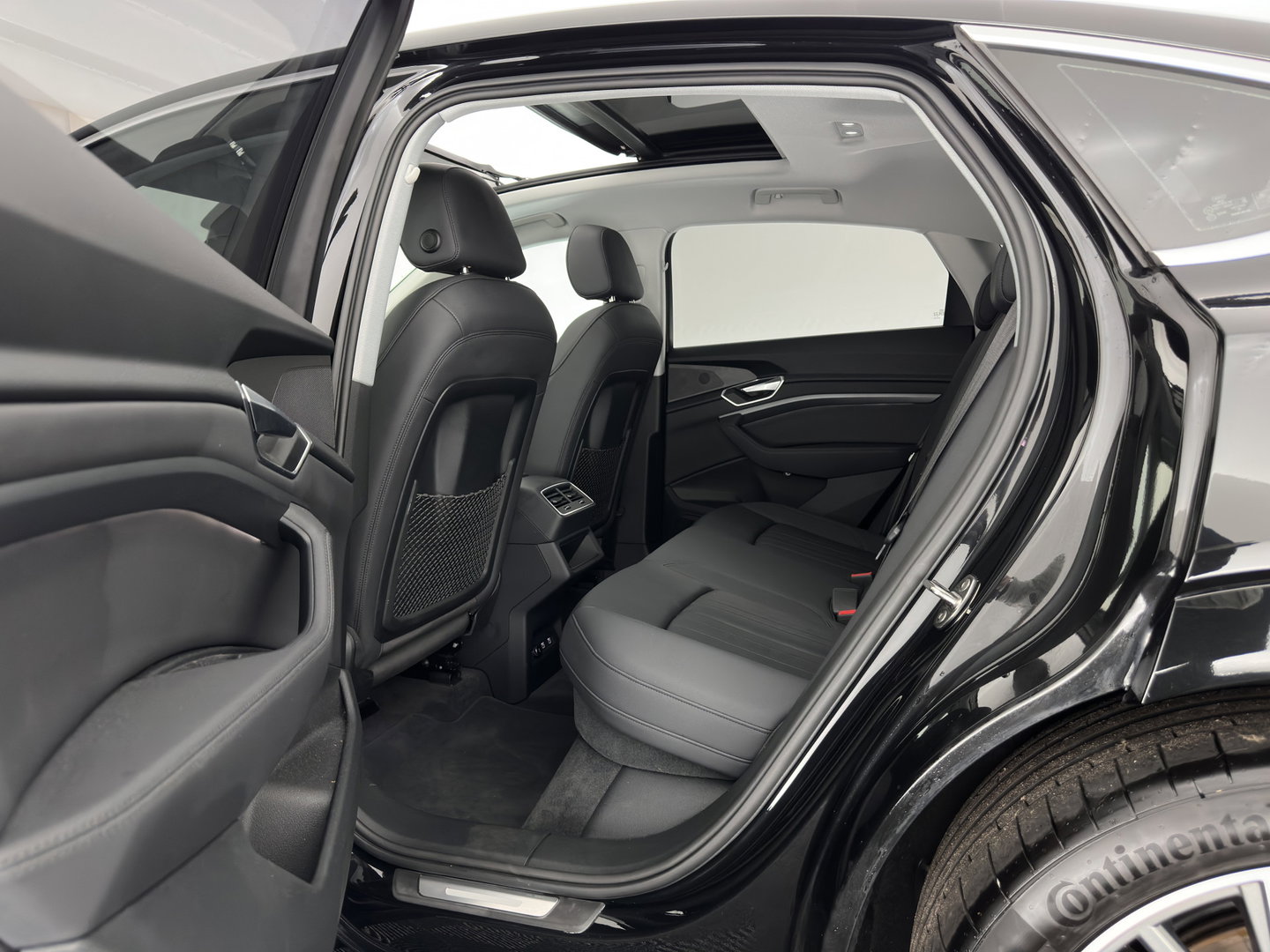 Audi e-tron Sportback 55 quattro Business edition Plus 95 kWh 3-Fase-11kW] {SoH-94%} *PANO | LEATHER | ADAPTIVE-CRUISE | MEMORY-PACK | FULL-LED | DIGI-COCKPIT | KEYLESS | CAMERA | PRIVACY-GLASS | HEATED-COMFORTSEATS | DAB+ | 21''ALU*