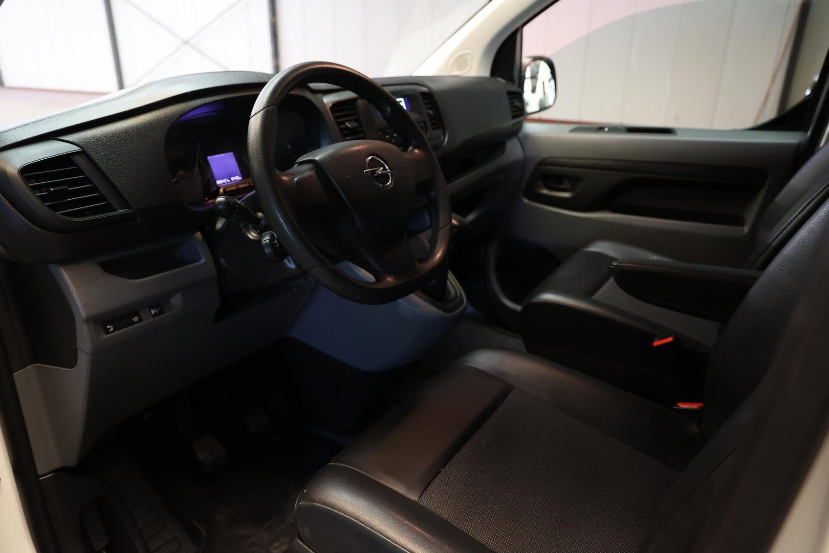 Opel Vivaro 2.0 CDTI L3H1 LANG IMPERIAAL 2500 KG TREKHAAK